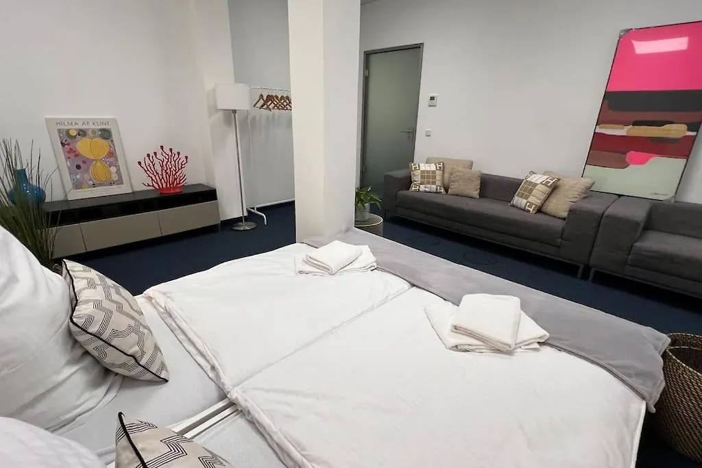 Beckhomes- New, Unique Apartment For 16 People München